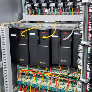 Variador de CA industrial trifásico de 480 V para aplicaciones de bombas y ventiladores